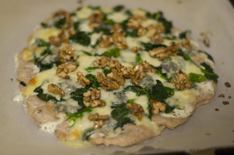 Vollkorn-Spinat-Pizza mit Gorgonzola und karamellisierten Walnuessen ...